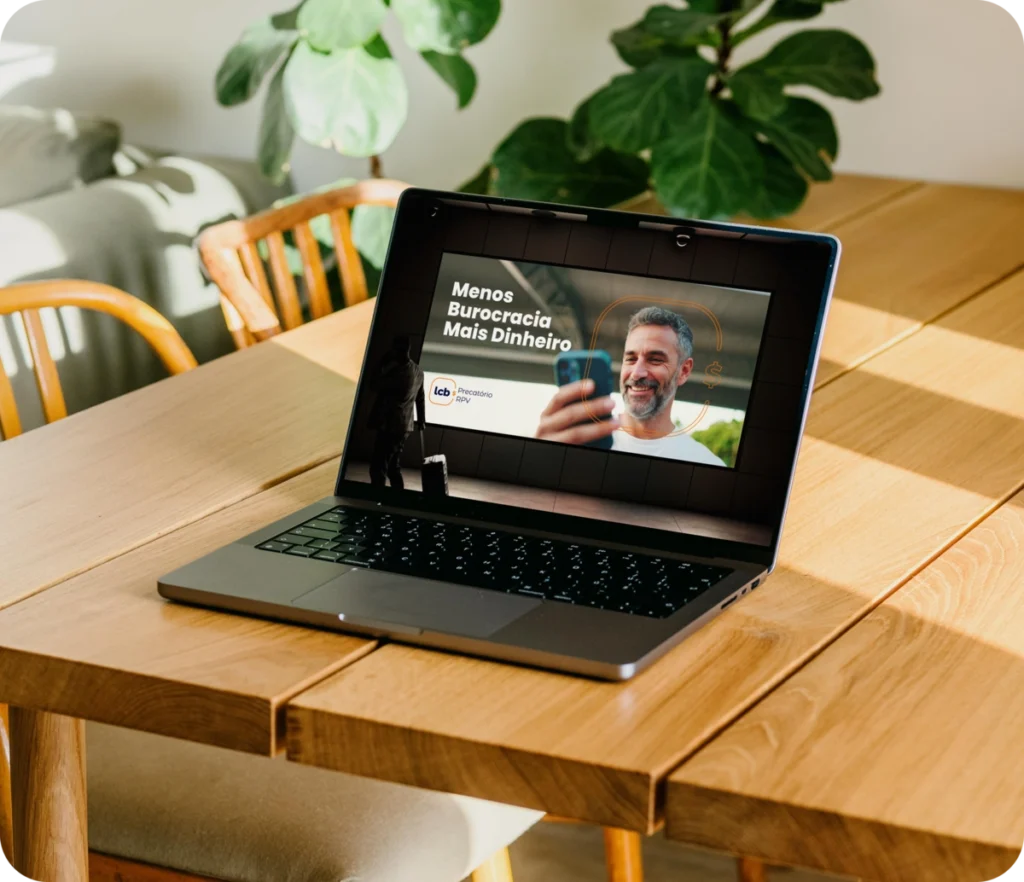Laptop exibindo vídeo sobre menos burocracia e mais dinheiro do LCbank